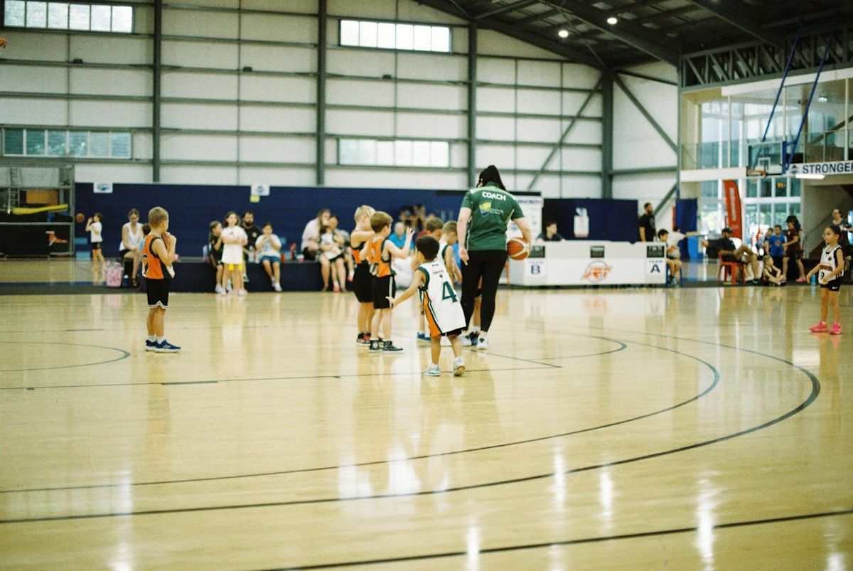 Bambini del corso minibasket Mar.Lu. Basket Bari durante una partita in palestra